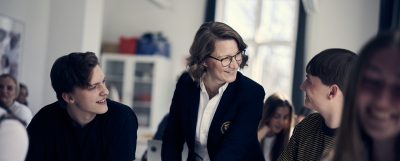 Lärare och två elever i ett klassrum