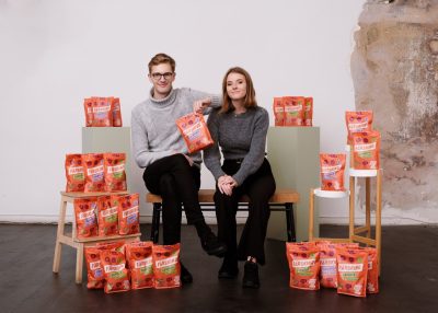 Grundarna av företaget Färsking tillsammans med deras produkter