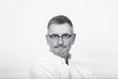 Svartvitt personporträtt, Peter Connée
