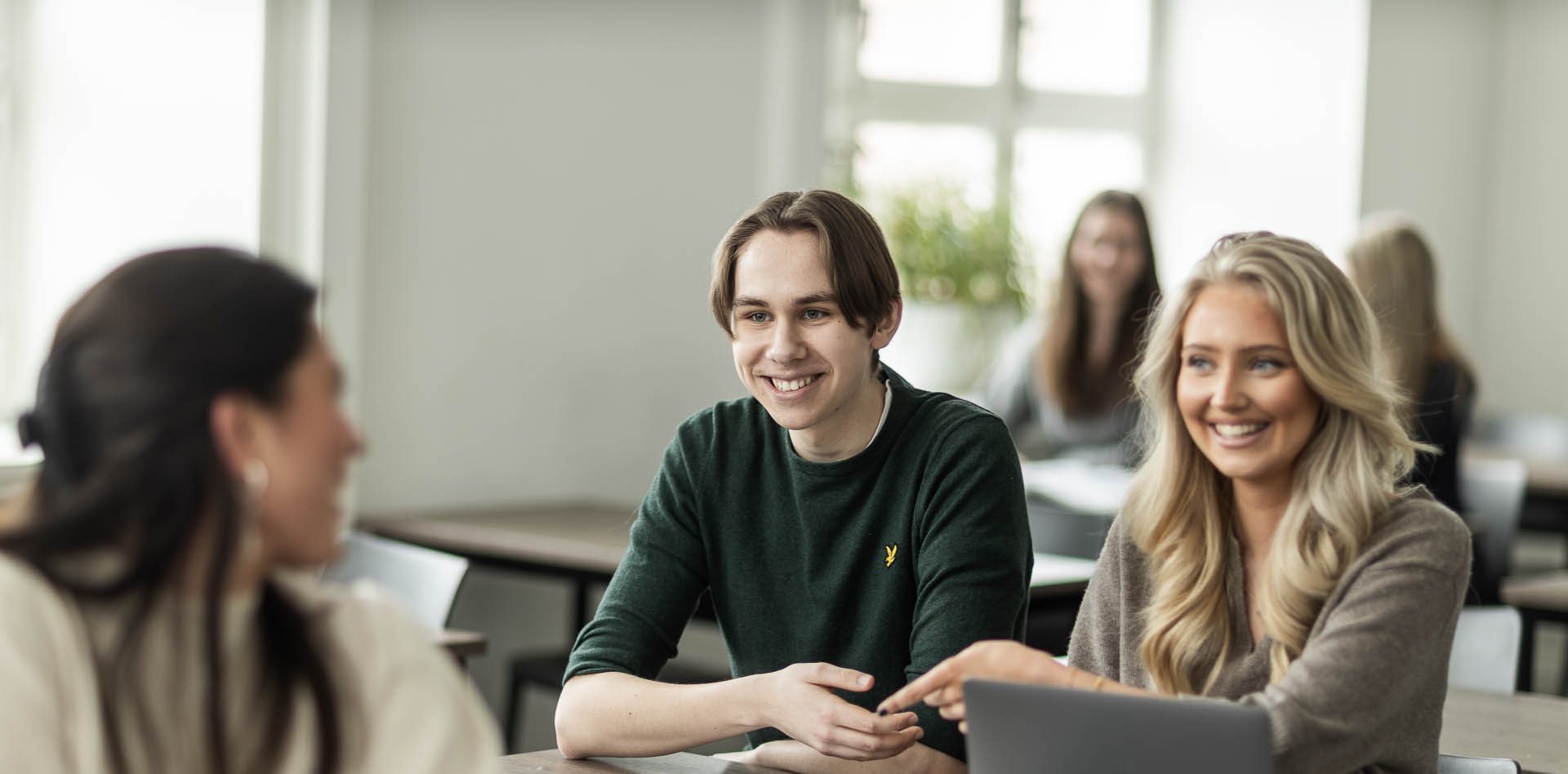 Tre elever i ett klassrum