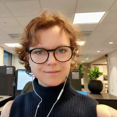Närbild på Matilda från hennes kontorsplats.
