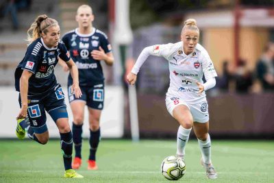 Hanna Benison spelar fotboll
