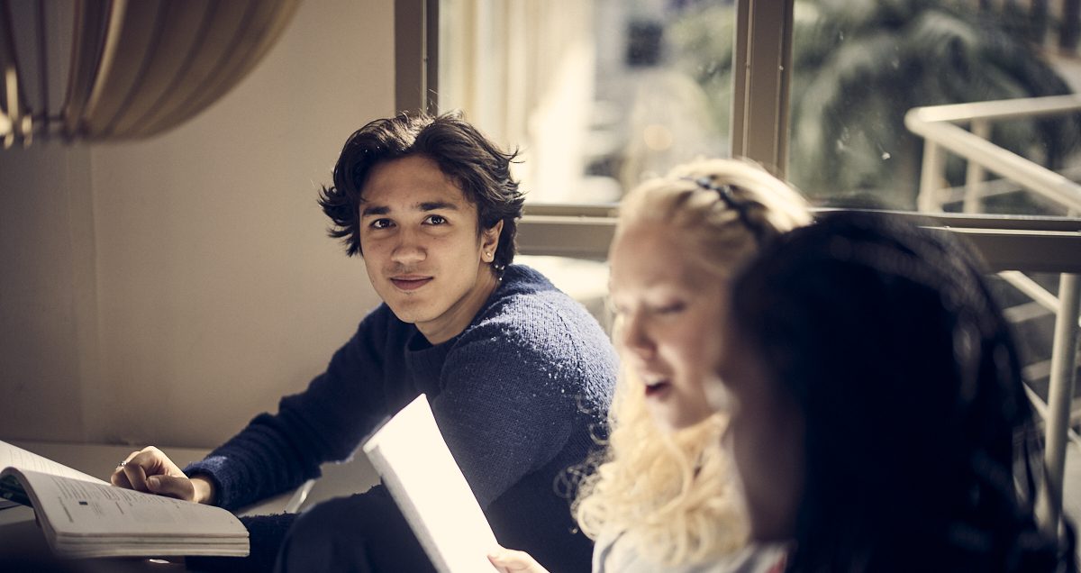 Elever som pluggar i klassrum.