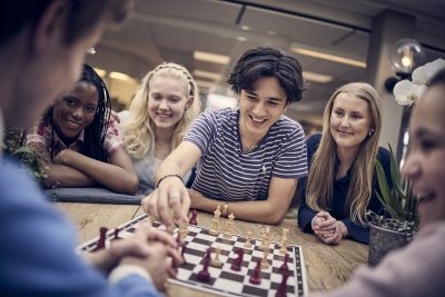 Elever spelar schack på rasten.