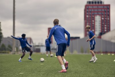 Elever från ProCivitas som spelar fotboll.