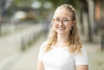 Porträttbild på Ines Holmberg tagen i utomhusmiljö.