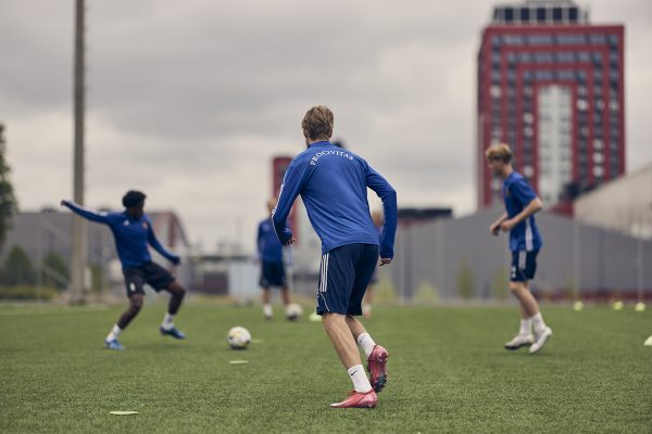 Killar som spelar fotboll.