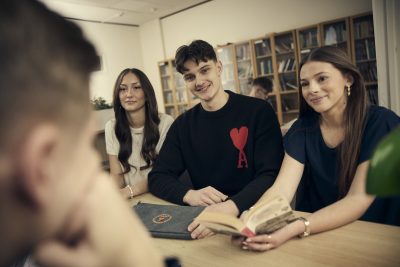 Elever är glada och tittar in i kameran.