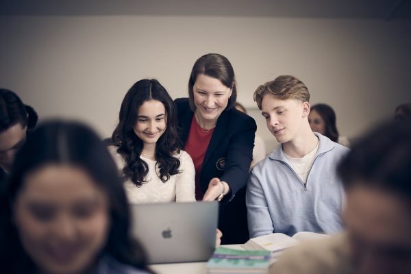 Lärare hjälper sina elever.