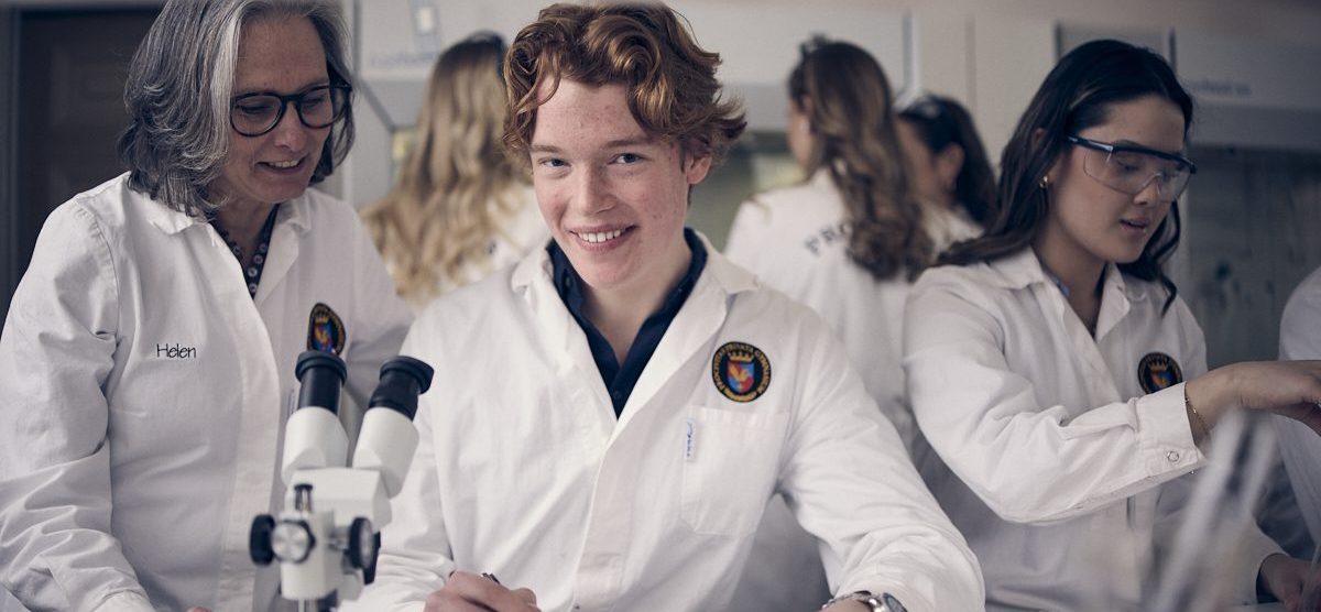 Glad elev får labba på naturkunskapen.