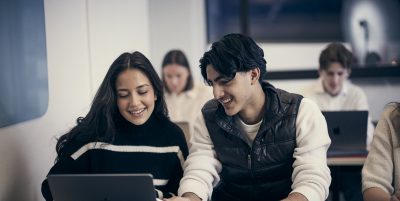 Två elever pluggar tillsammans.