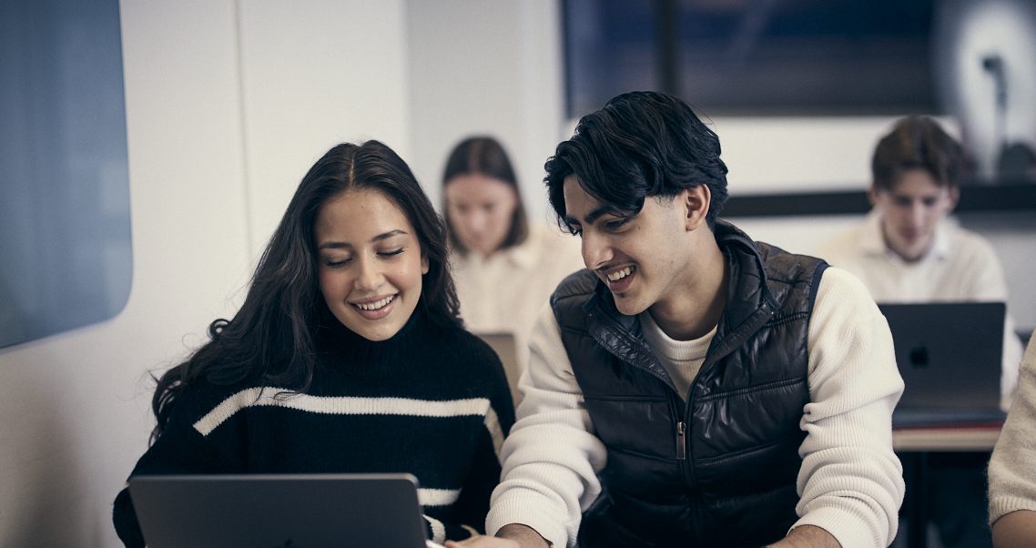 Två elever pluggar tillsammans.