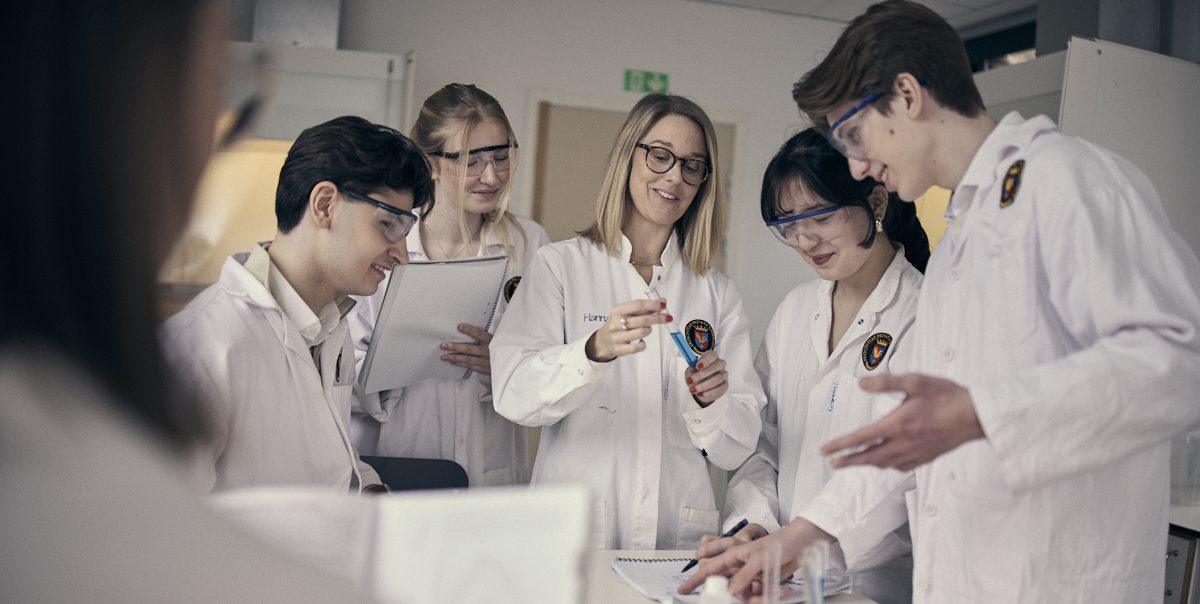 Elever gör en laboration med sin lärare.