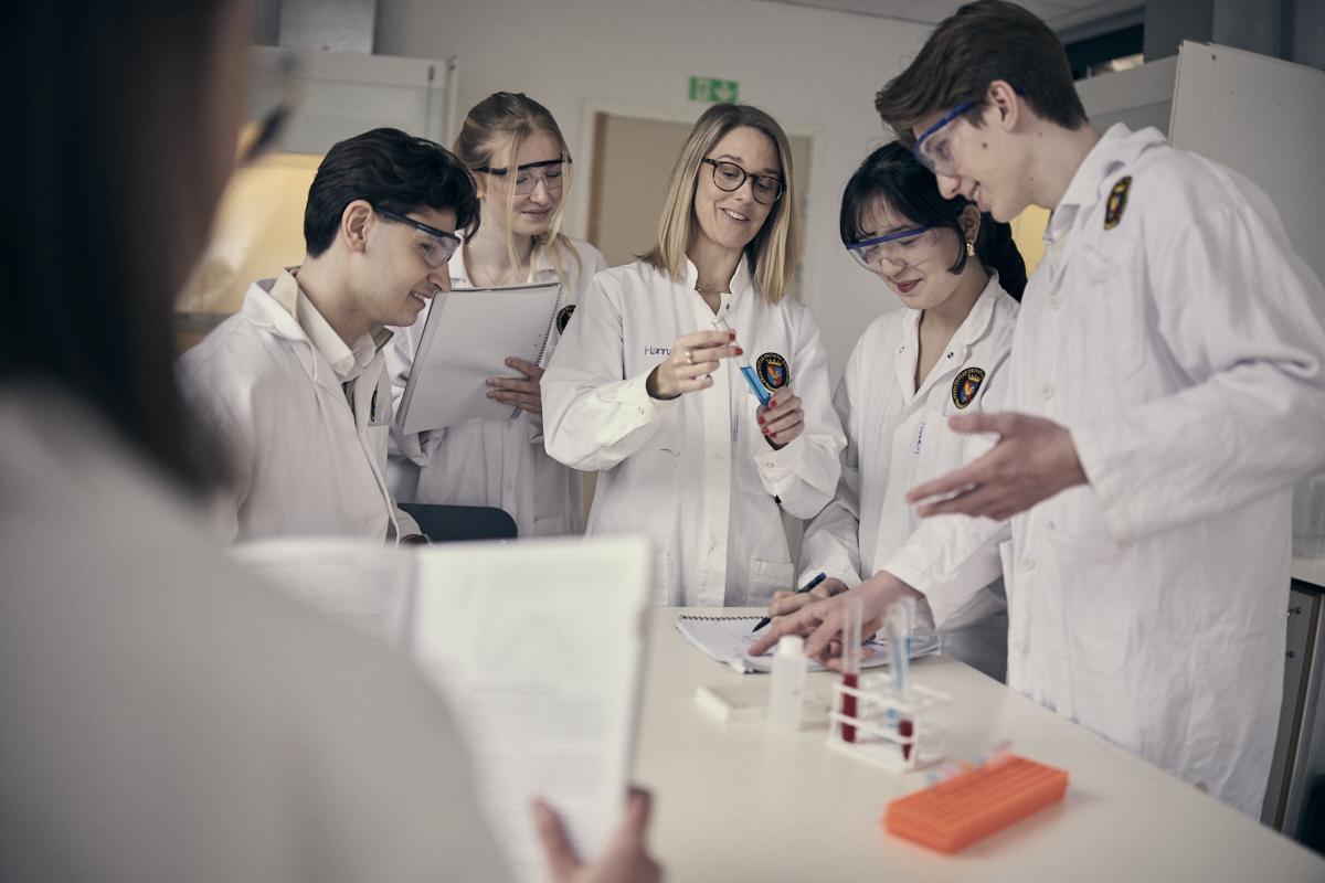 Elever gör en laboration med sin lärare.