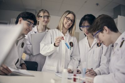 Lärare med sina elever under en laboration.
