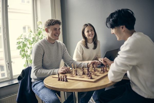 Glada elever spelar shack.