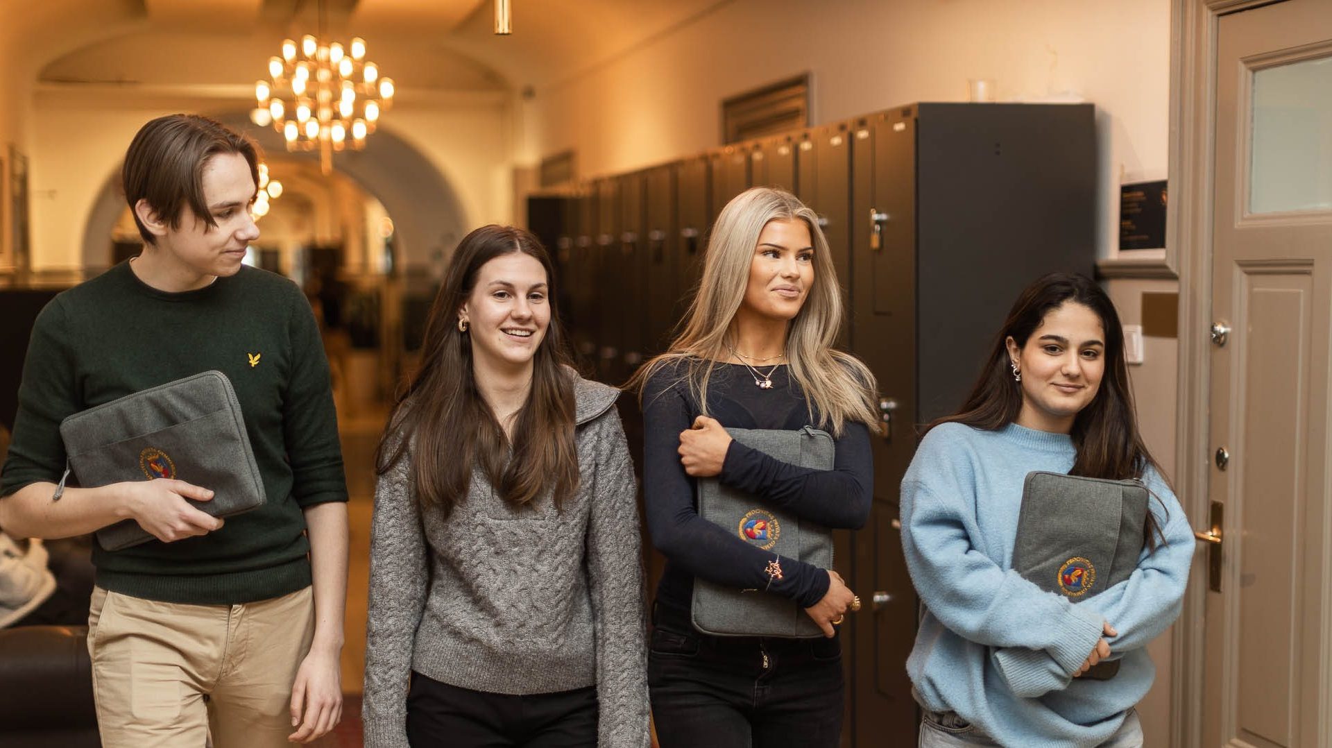 Elever går i en skolkorridor