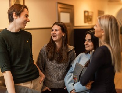 Elever står och pratar i en korridor
