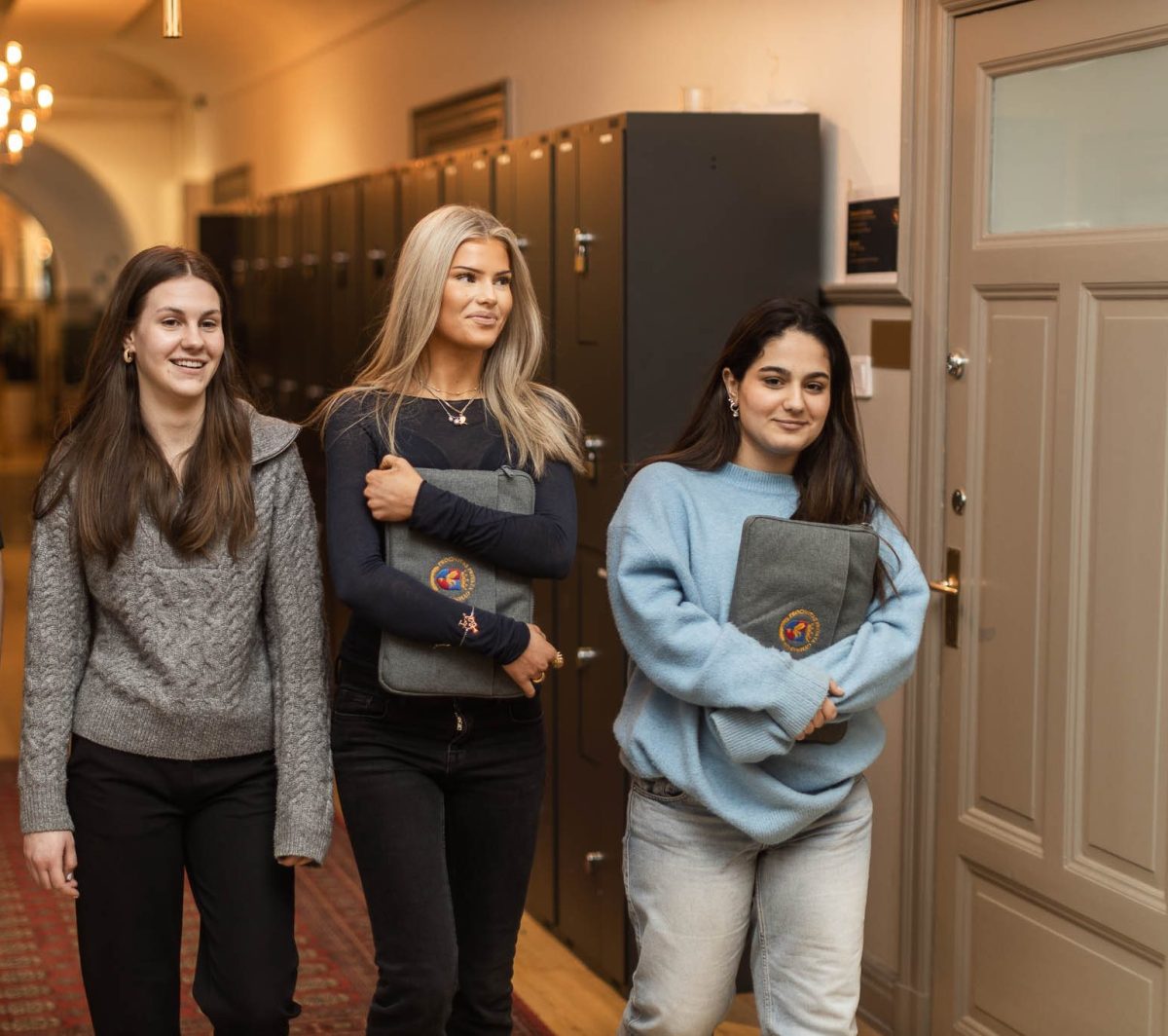 Elever går i en skolkorridor