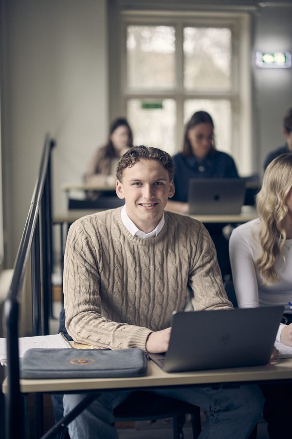 Glad elev tittar in i kameran.