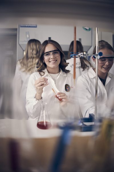 Elev genomför laboration.