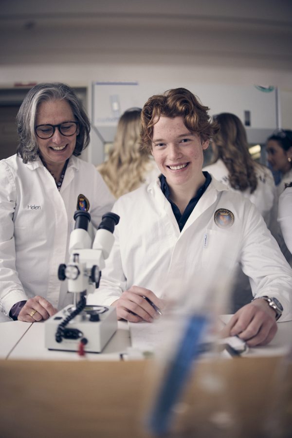 Glad lärare och elev.