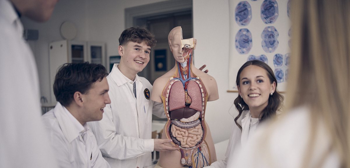 Glada elever på naturkunskap.