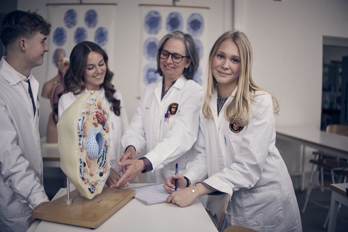 Elever och lärare har naturkunskap.