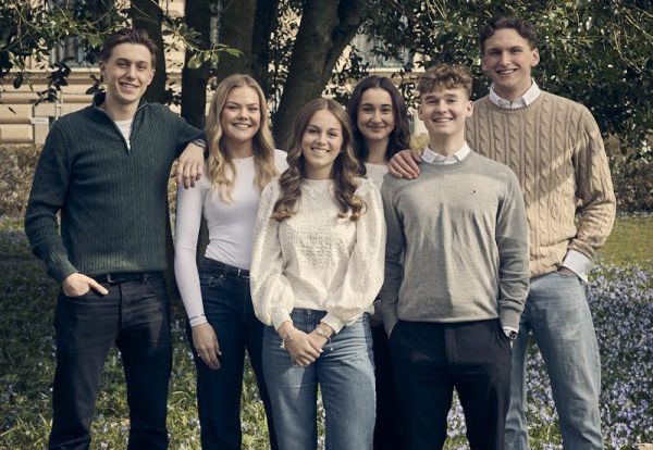 Glada elever utanför skolan.