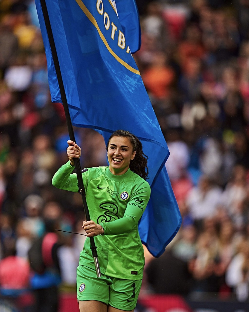 Målvakten Zecira Musovic med en stor flagga på en arena