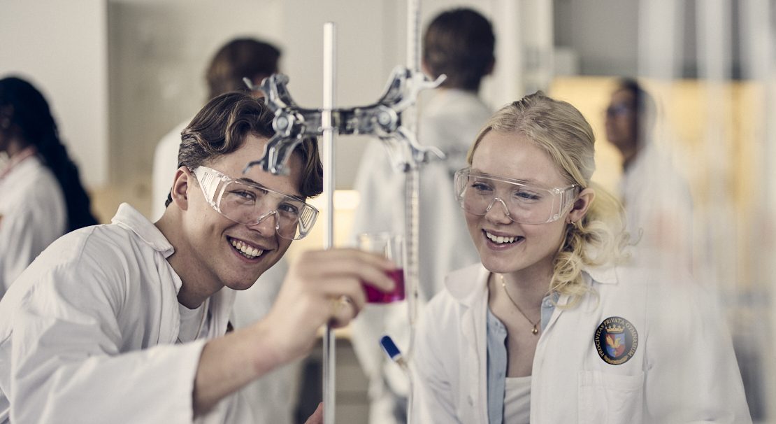 Två elever genomför en laboration.