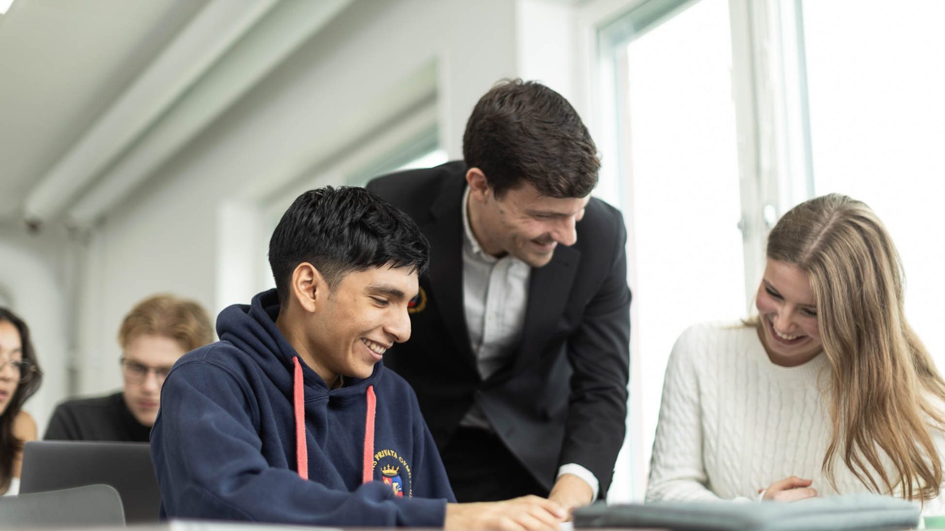 Lärare och två elever i ett klassrum