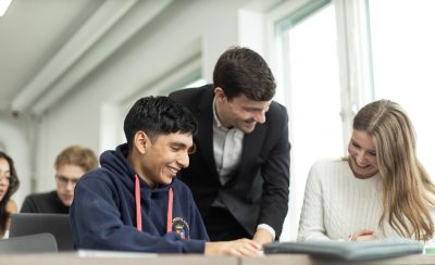 Lärare och två elever i ett klassrum