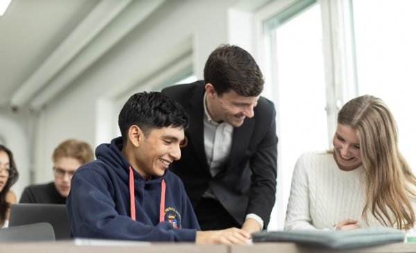 Lärare och två elever i ett klassrum