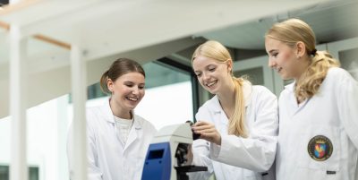 Elever i vita rockar