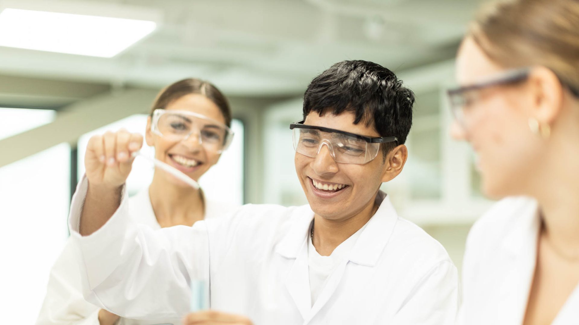 Elever exprimenterar