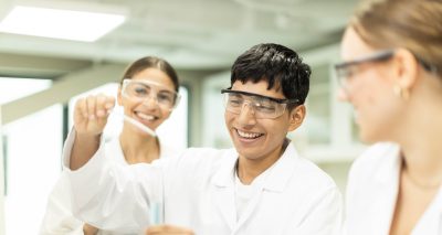 Elever exprimenterar