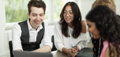 Elever sitter framför en dator