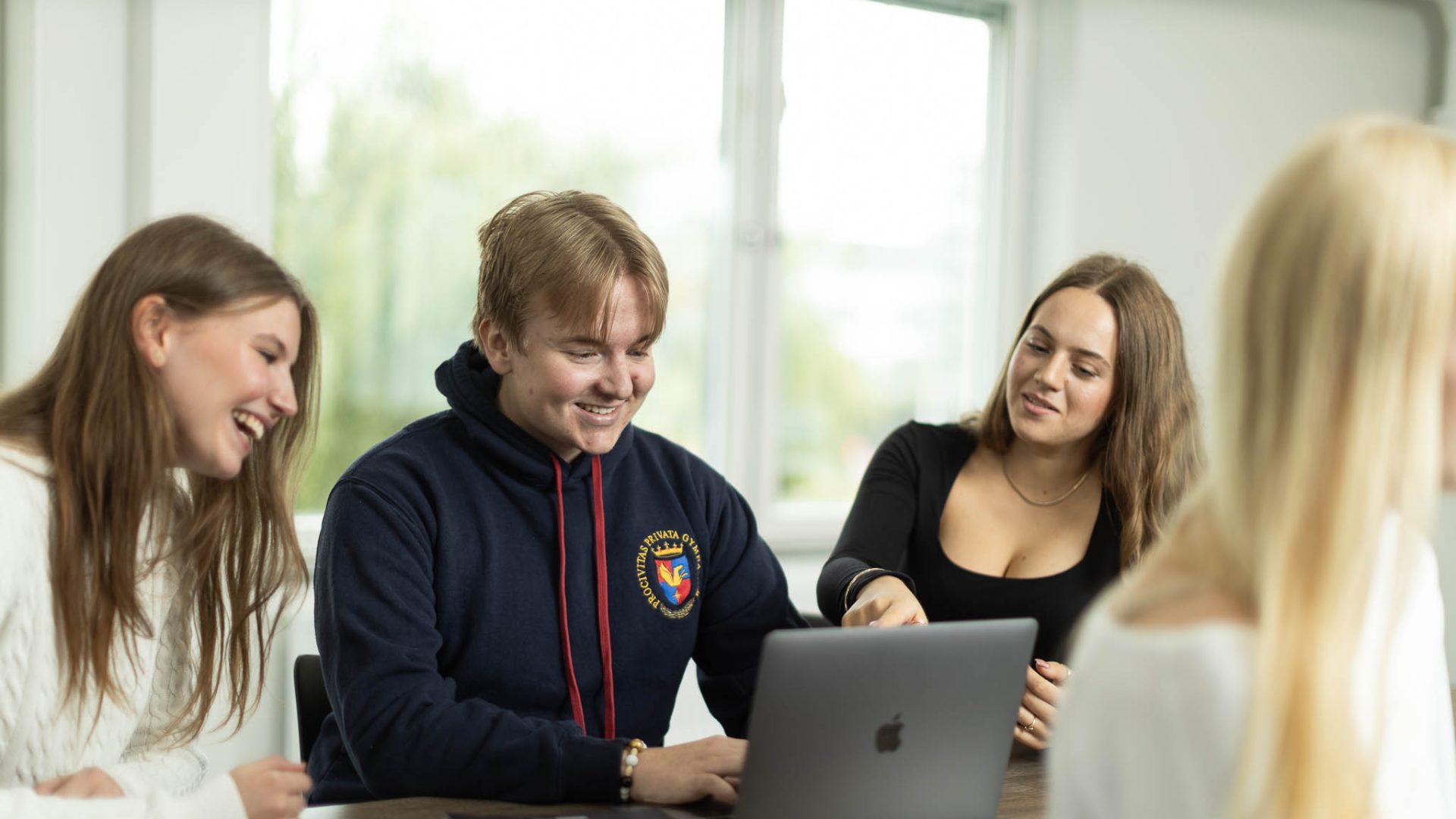 Elever sitter vid ett bord