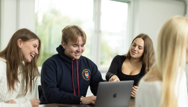 Elever sitter vid ett bord