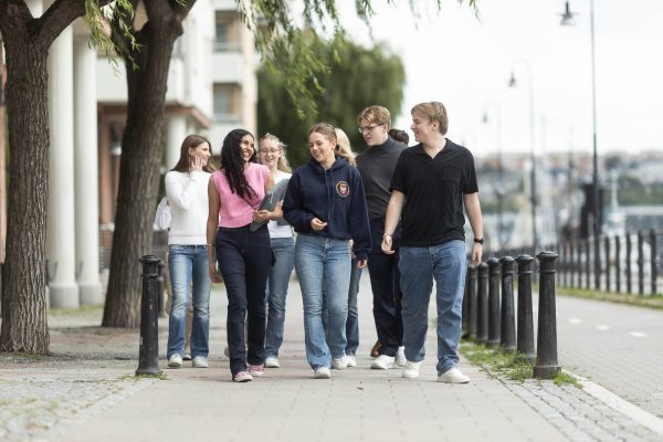 Ett gäng alumner är ute på en promenad i stadsmiljö
