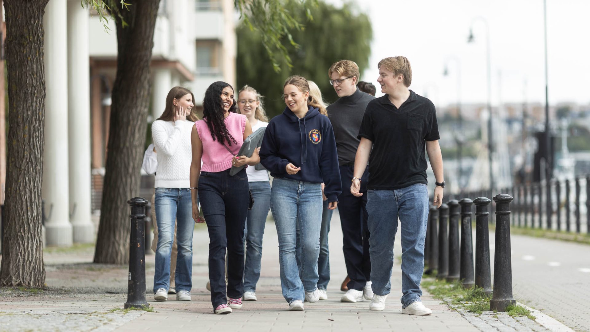 Elever går utomhus