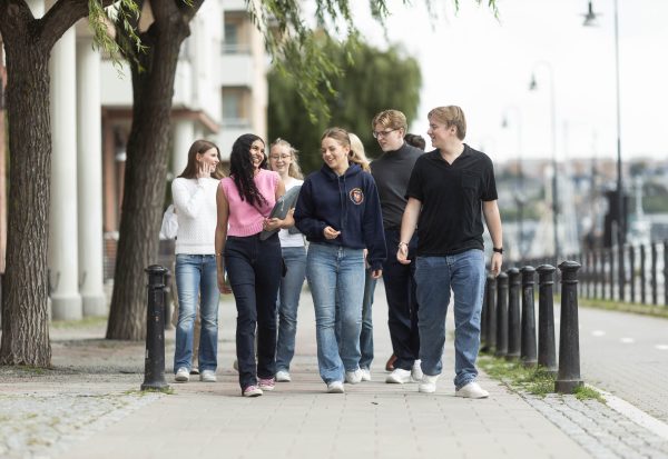 Elever går utomhus
