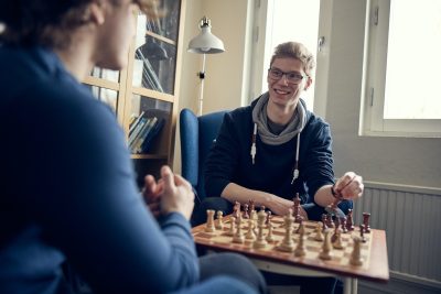 Två elever spelar schack