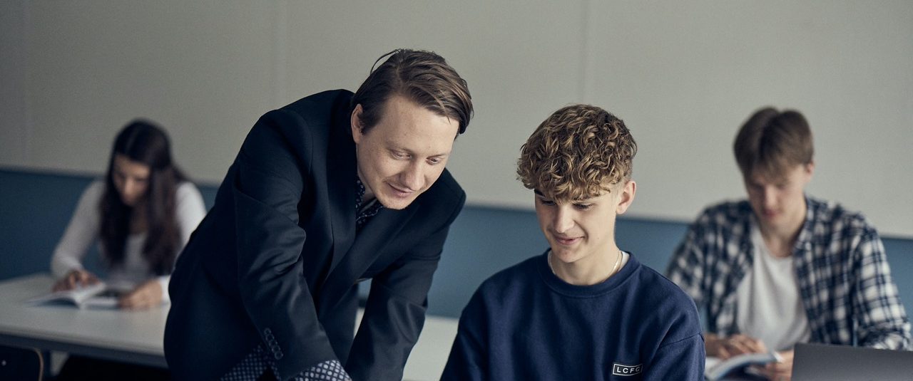 Lärare och elev i ett klassrum