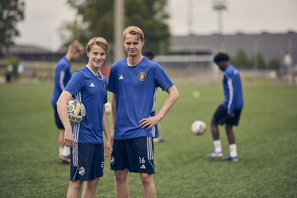 Två killar som spelar fotboll på Växjö NIU.