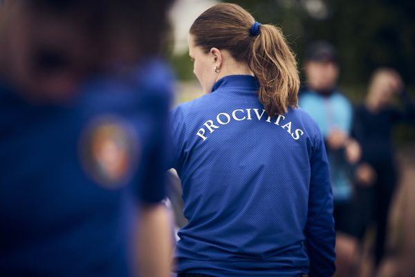 Ryggtavlan på en elev där man ser ProCivitas tröja.