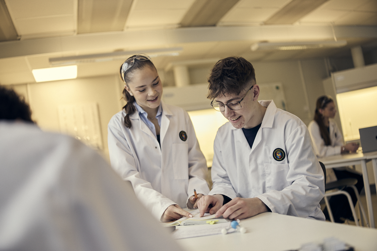 Två elever genomför en laboration.